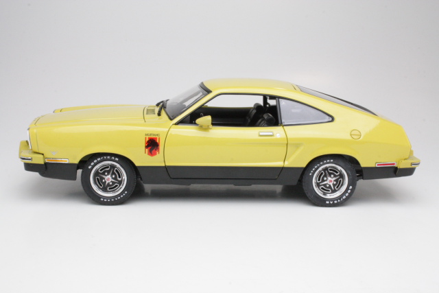 Ford Mustang II Stallion 1976, yellow