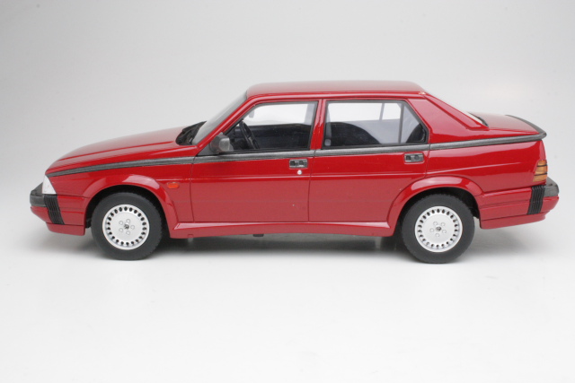 Alfa Romeo 75 V6 3.0 1987, punainen - Sulje napsauttamalla kuva