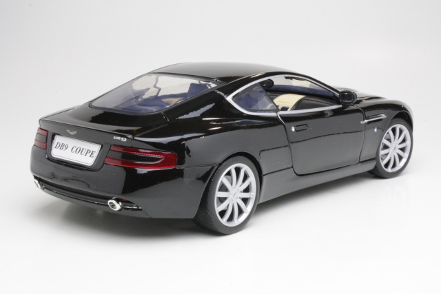 Aston Martin DB9 2006, musta