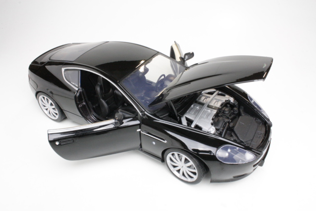 Aston Martin DB9 2006, musta