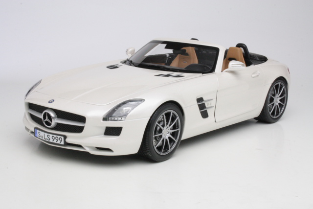 Mercedes SLS AMG Roadster (R197) 2011, valkoinen