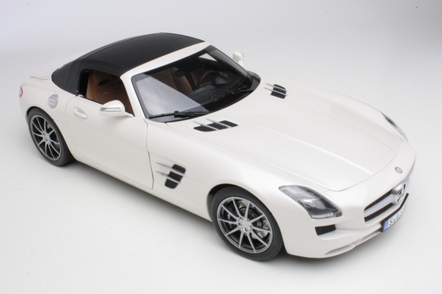 Mercedes SLS AMG Roadster (R197) 2011, valkoinen