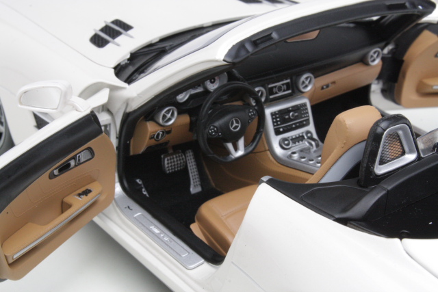 Mercedes SLS AMG Roadster (R197) 2011, valkoinen