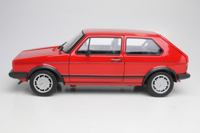 VW Golf 1 GTi 1983, punainen - Sulje napsauttamalla kuva