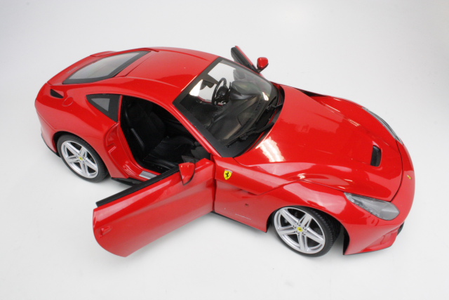 Ferrari F12 Berlinetta 2012, punainen