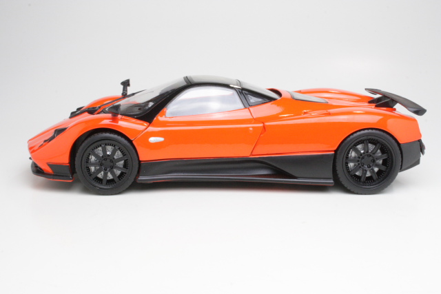 Pagani Zonda F 2009, oranssi