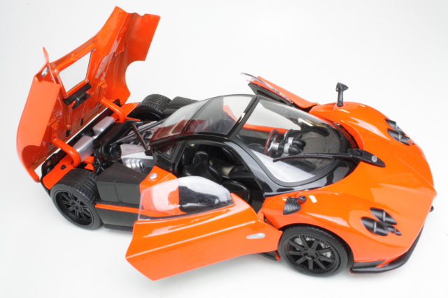 Pagani Zonda F 2009, oranssi