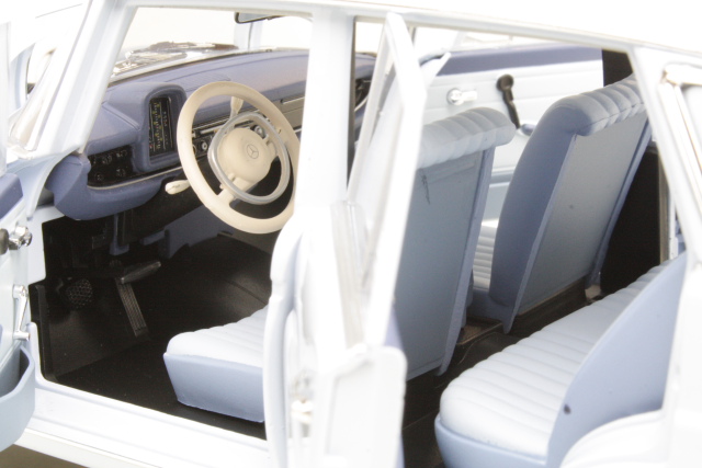 Mercedes 200 (w110) 1966, vaaleansininen