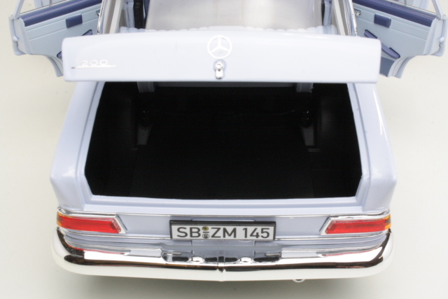 Mercedes 200 (w110) 1966, vaaleansininen