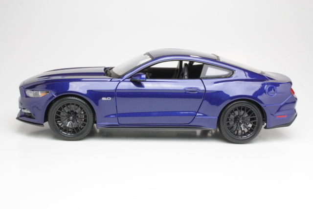 Ford Mustang GT 5.0 2015, tummansininen - Sulje napsauttamalla kuva