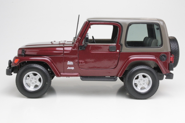 Jeep Wrangler Sahara, dark red