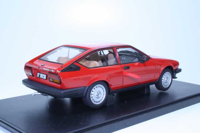 Alfa Romeo Alfetta GTV 2000 1980, punainen - Sulje napsauttamalla kuva