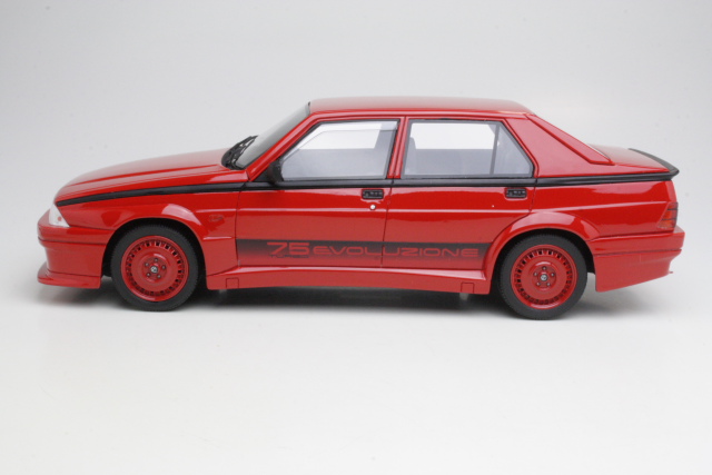 Alfa Romeo 75 Turbo Evo, punainen - Sulje napsauttamalla kuva