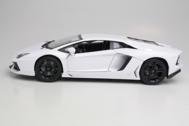 Lamborghini Aventador LP700-4 2011, valkoinen - Sulje napsauttamalla kuva