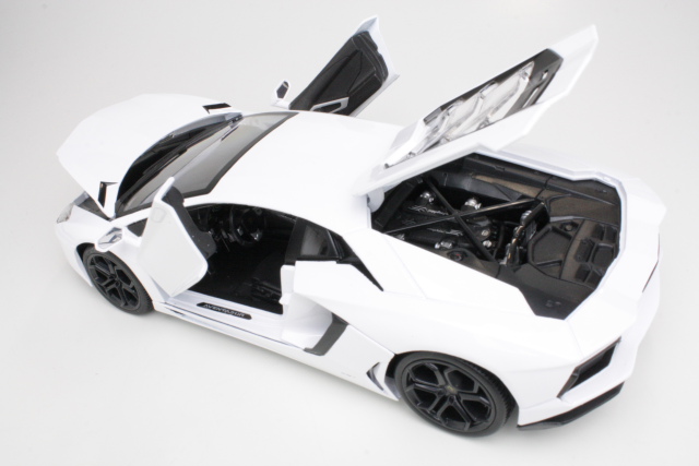 Lamborghini Aventador LP700-4 2011, valkoinen - Sulje napsauttamalla kuva