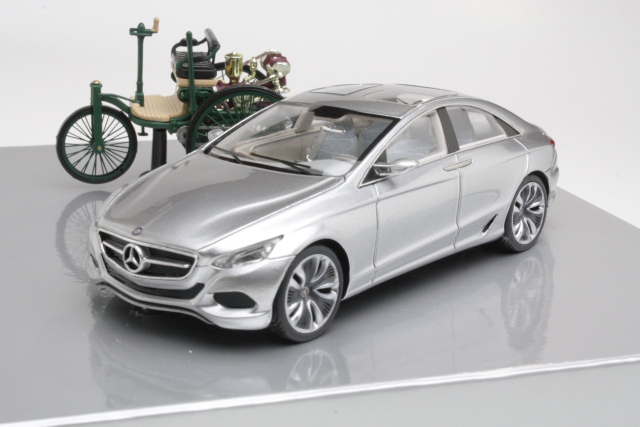Mercedes F800 Style + Benz Patent-Motorwagen - Sulje napsauttamalla kuva