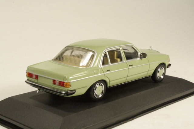 Mercedes 230E (w123) 1976, vihreä