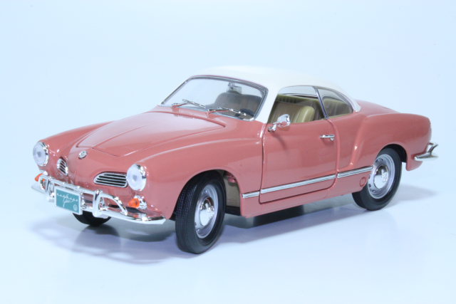 VW Karmann Ghia 1966, vaaleanpunainen