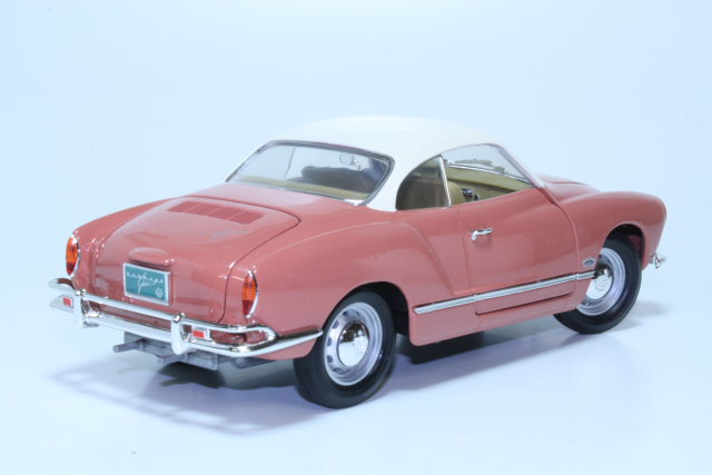 VW Karmann Ghia 1966, vaaleanpunainen - Sulje napsauttamalla kuva