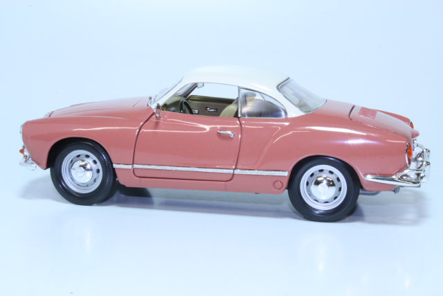 VW Karmann Ghia 1966, vaaleanpunainen