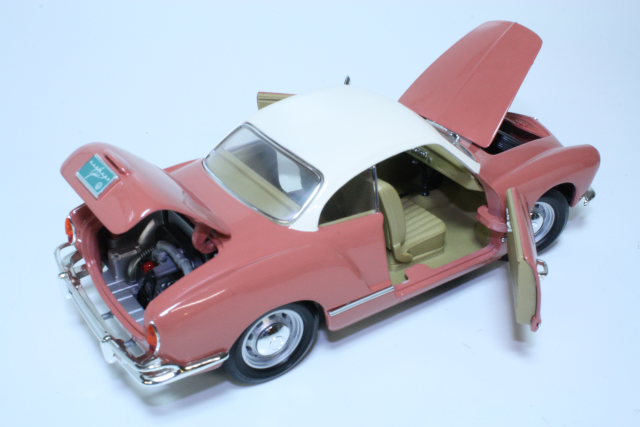 VW Karmann Ghia 1966, vaaleanpunainen