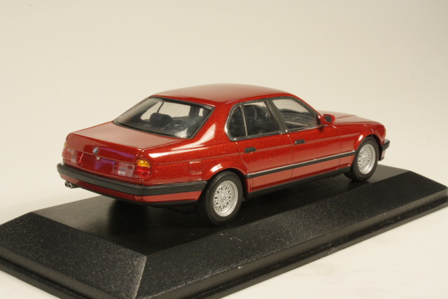 BMW 7-series (e32) 1986, dark red
