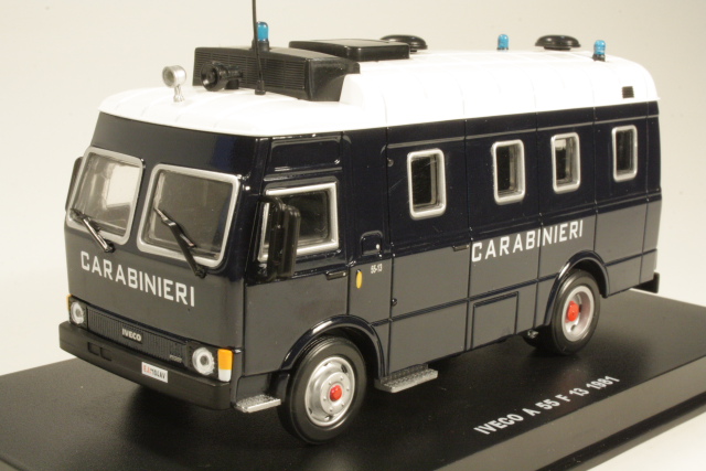 Iveco A55 F13 1981, tummansininen "Carabinieri" - Sulje napsauttamalla kuva